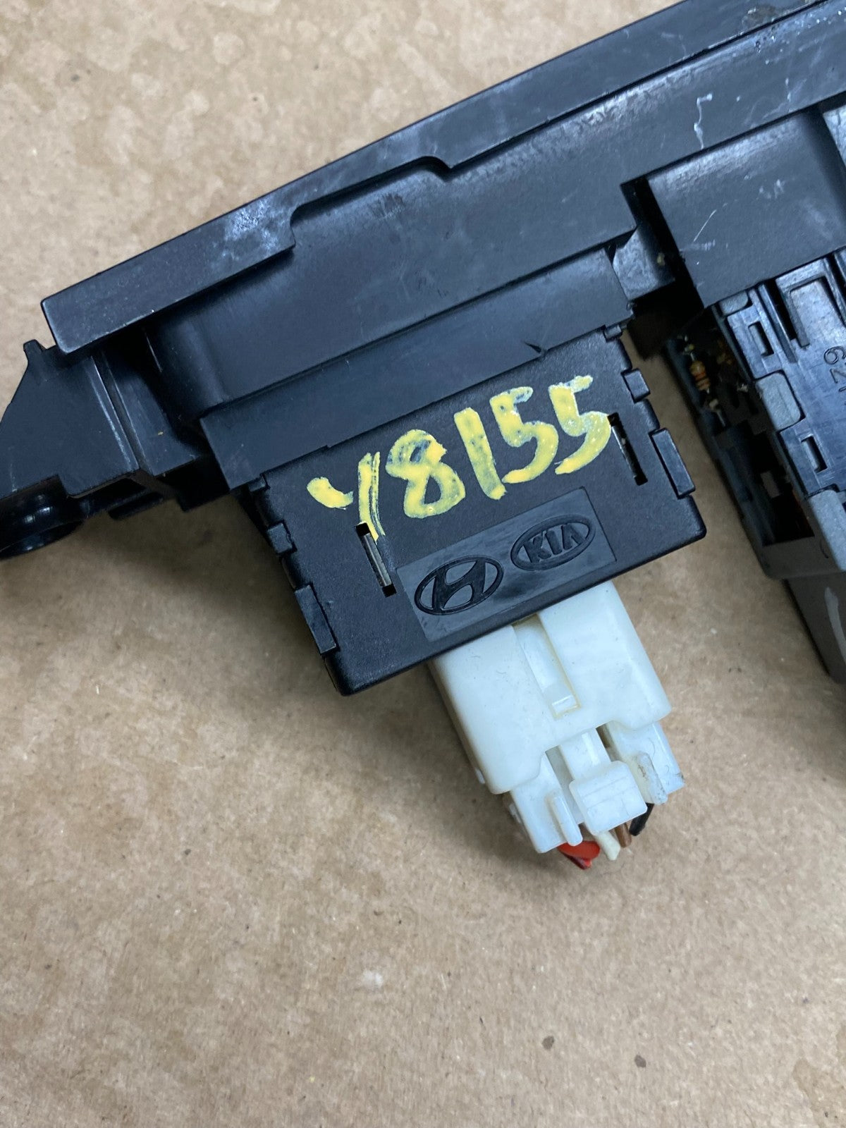 2006 - 2012 Kia Sedona Entourage Front Heated Seat Switch ESC OFF Y8155 DG6