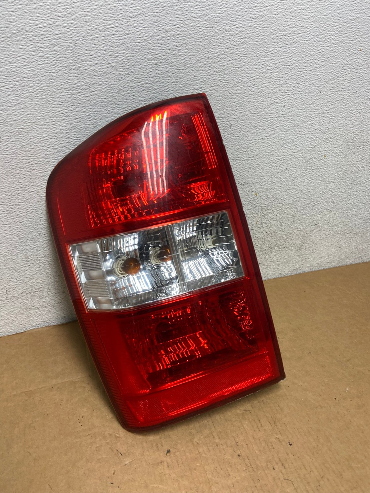 2006 to 2011 Kia Carnival Sedona Left Driver LH Side Tail Light AD4497 LK2