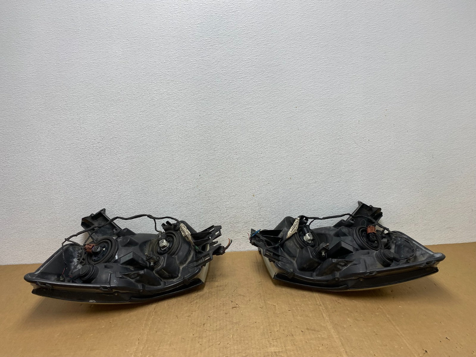 2004 to 2007 Nissan Armada Left+Right Side Set Headlights AD1380 DW10