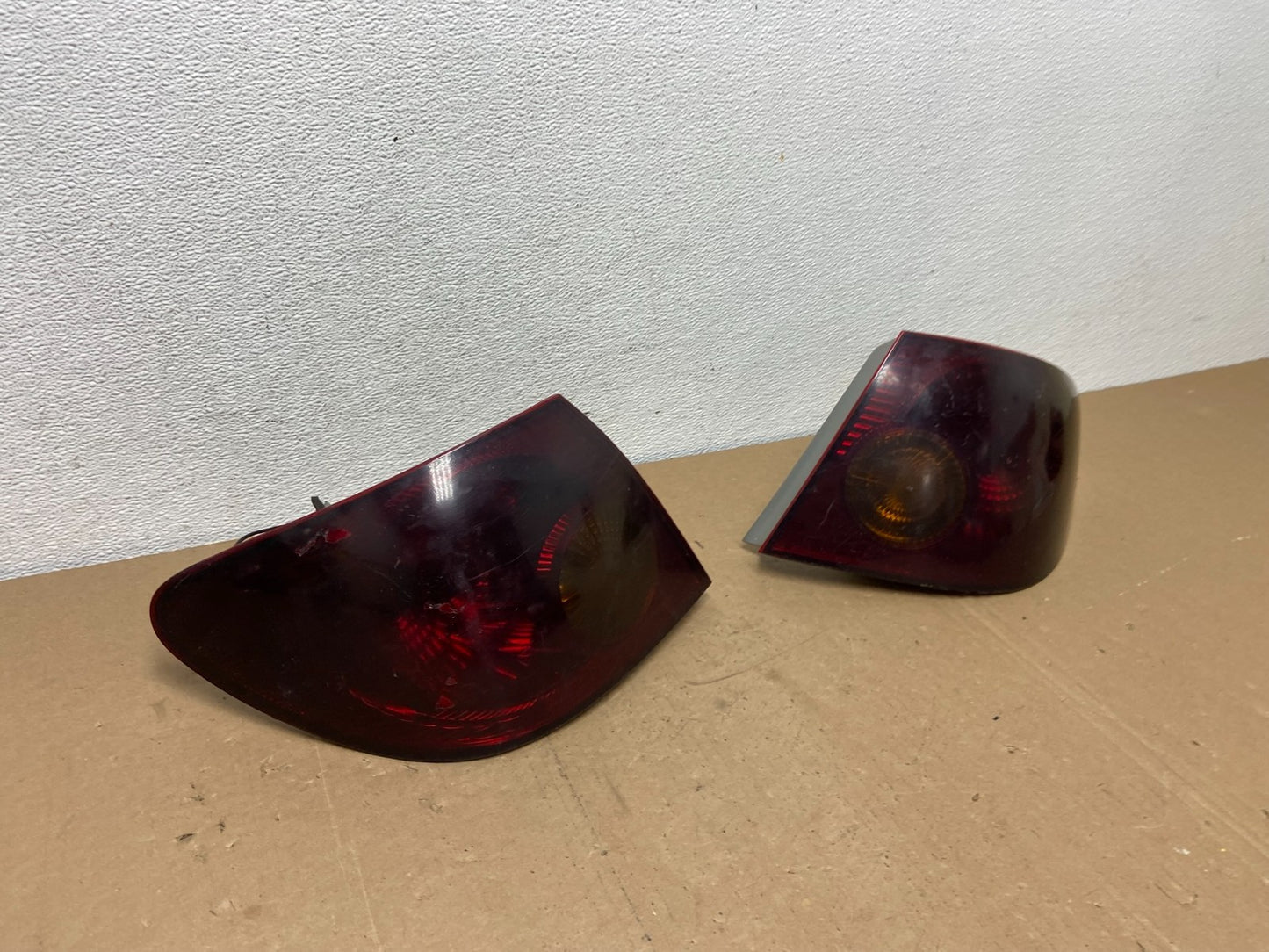 2003 to 2005 Toyota Corolla Left+Right Side Tail Lights AC5697 DW2
