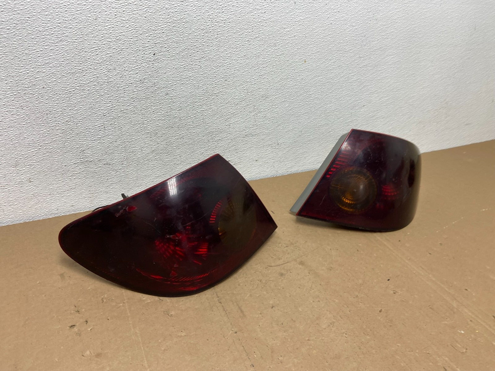 2003 to 2005 Toyota Corolla Left+Right Side Tail Lights AC5697 DW2