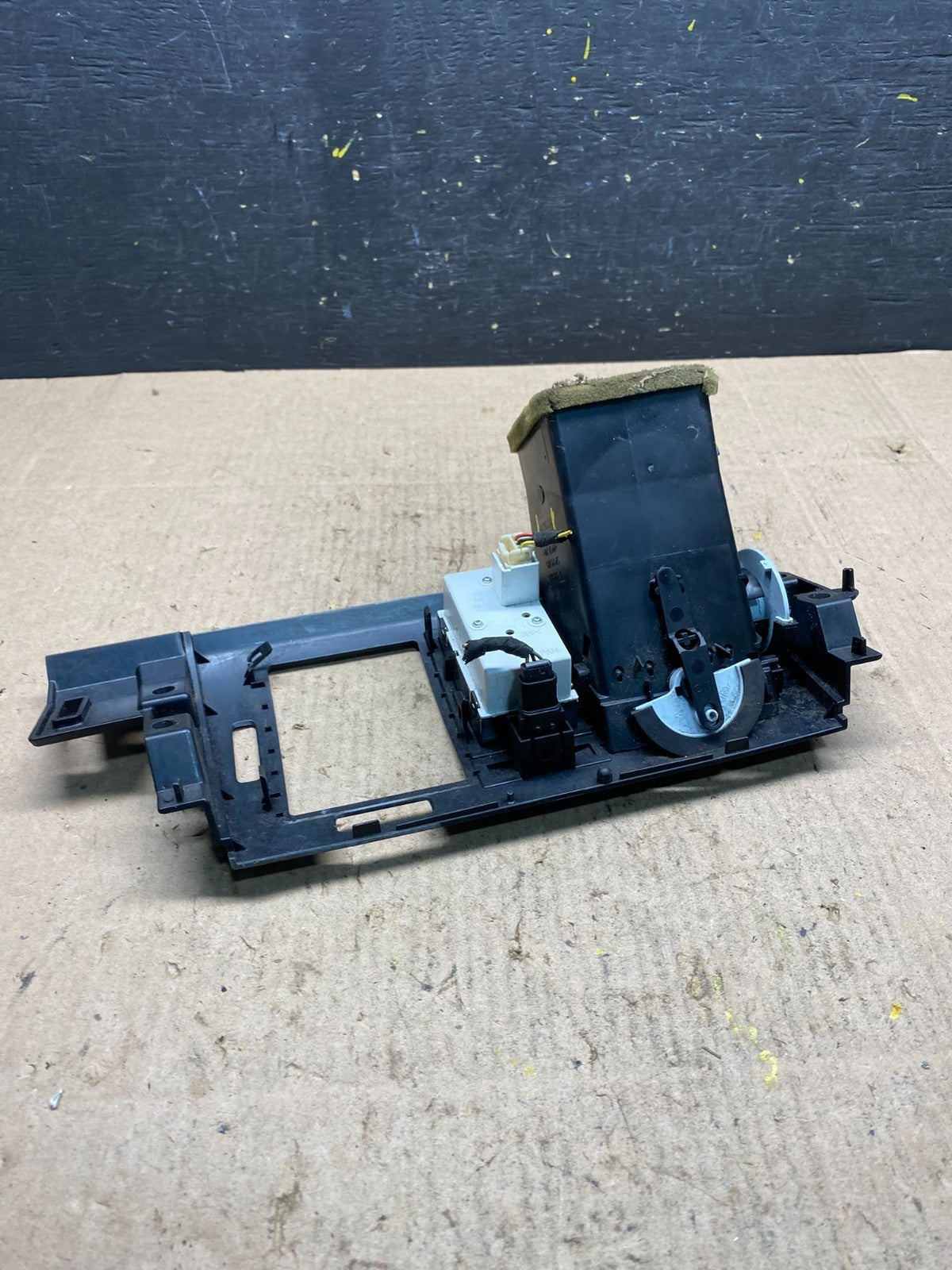2006 to 2011 Cadillac DTS Dash Center Air Vent Heater Bezel OEM R8444 DG6