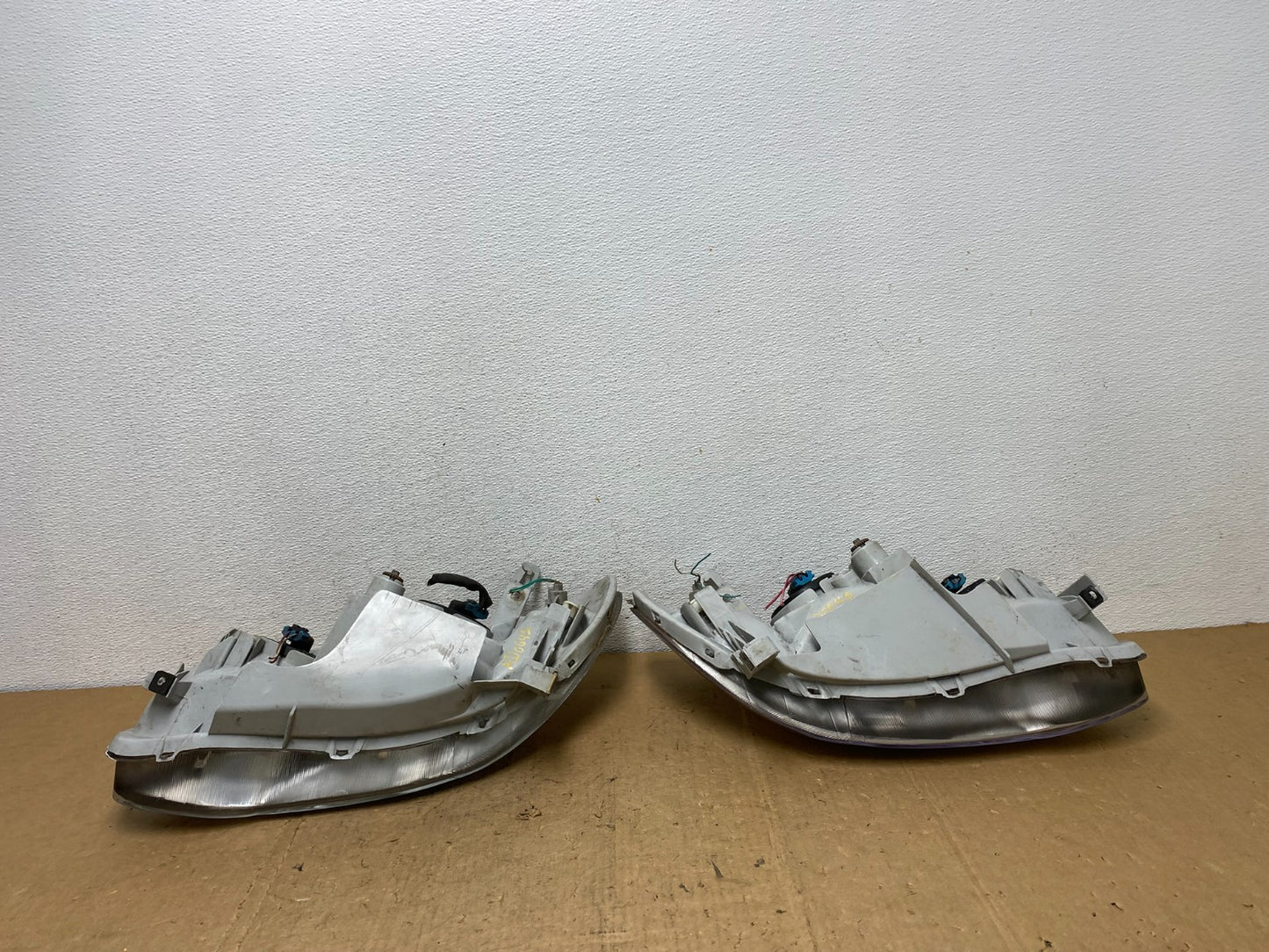 2003 to 2004 Toyota Corolla Left+Right Side Set Headlights AD0645 DW7