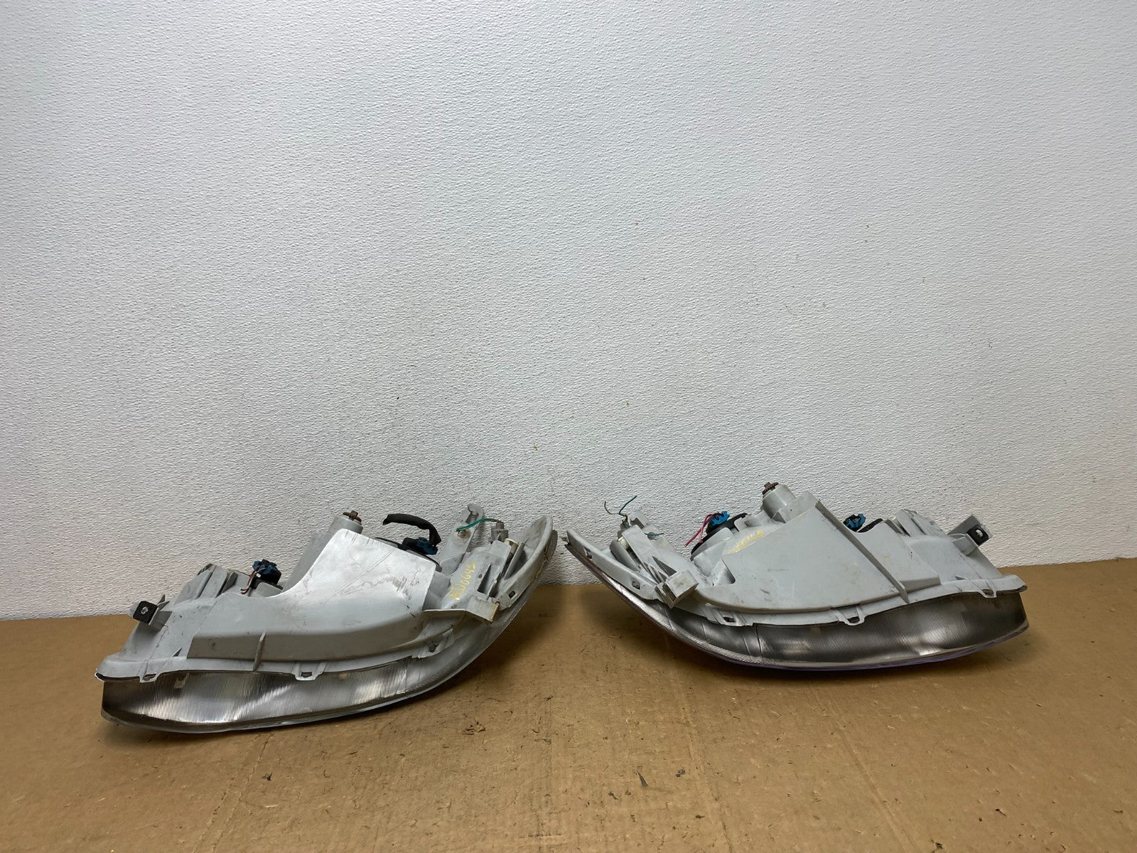 2003 to 2004 Toyota Corolla Left+Right Side Set Headlights AD0645 DW7