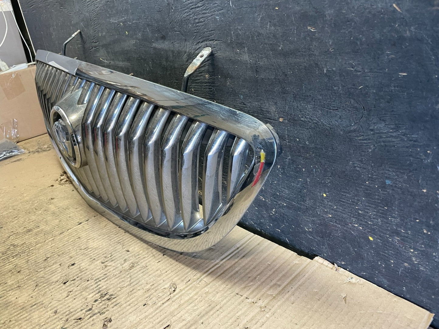 2008 to 2012 Buick Enclave Front Upper Grill Grille Oem v4145 DG1