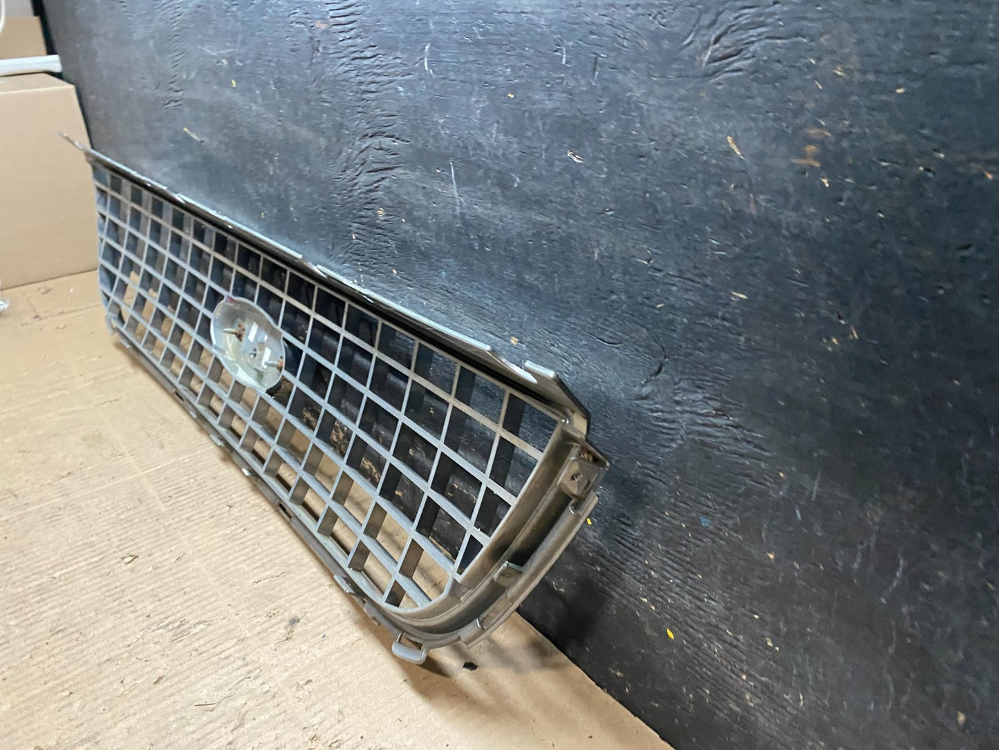 2004 to 2007 Ford Freestar Front Grill Grille 3F23-17K945 U6387 DG6