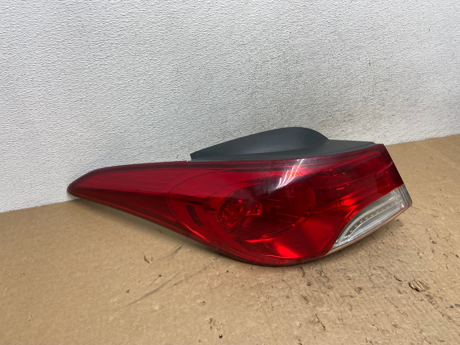 2011 2012 2013 Hyundai Elantra Sedan Left Driver Side Tail Light AG1416 LK2