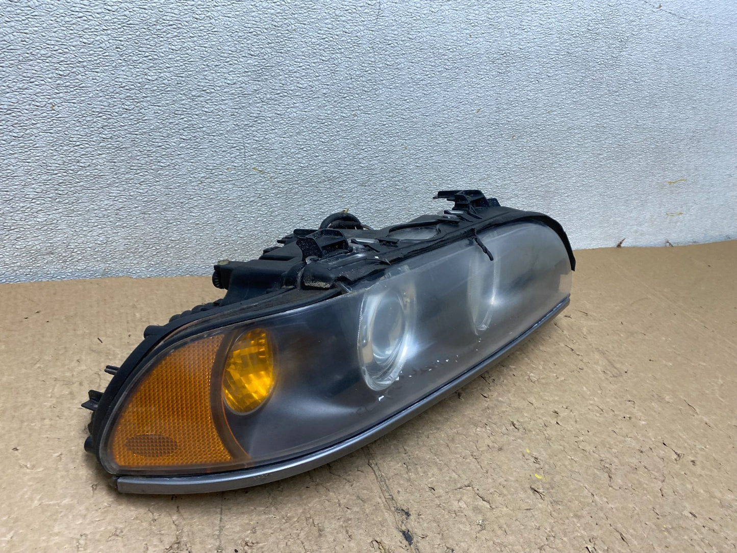 2001-2003 BMW E39 5 Series Headlight Right Passenger Side XENON OEM V3871 DW2