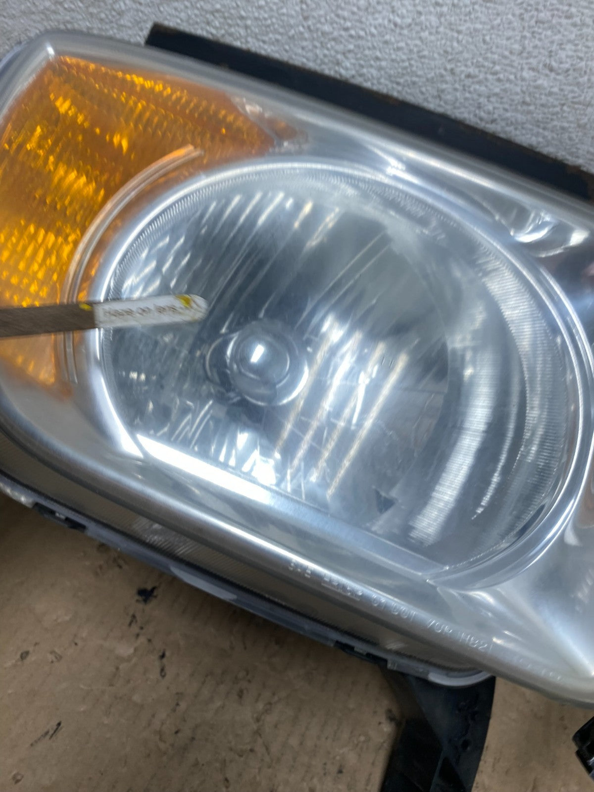 2003 to 2006 Honda Element Left+Right Side Headlights R8263 DW4