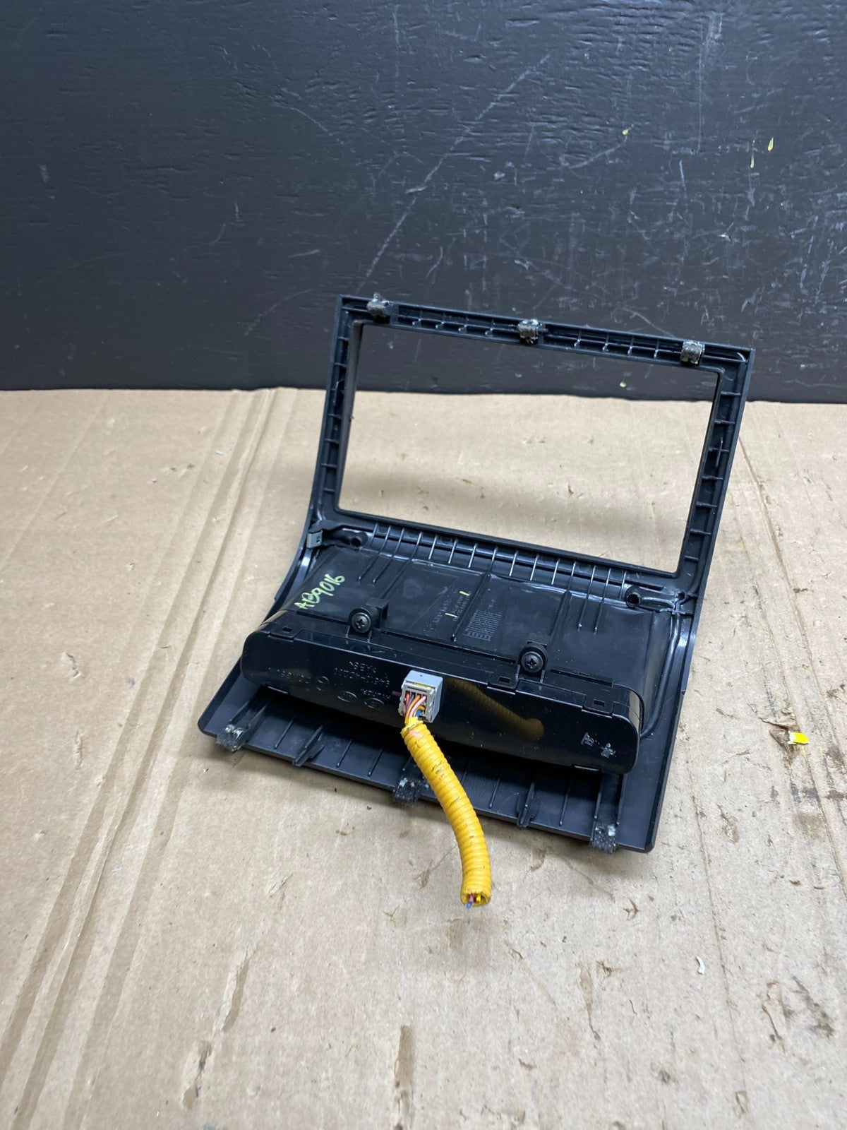 2006-2012 Hyundai Entourage Sedona Center Radio Clock Bezel Air Vent ab9016 DG4
