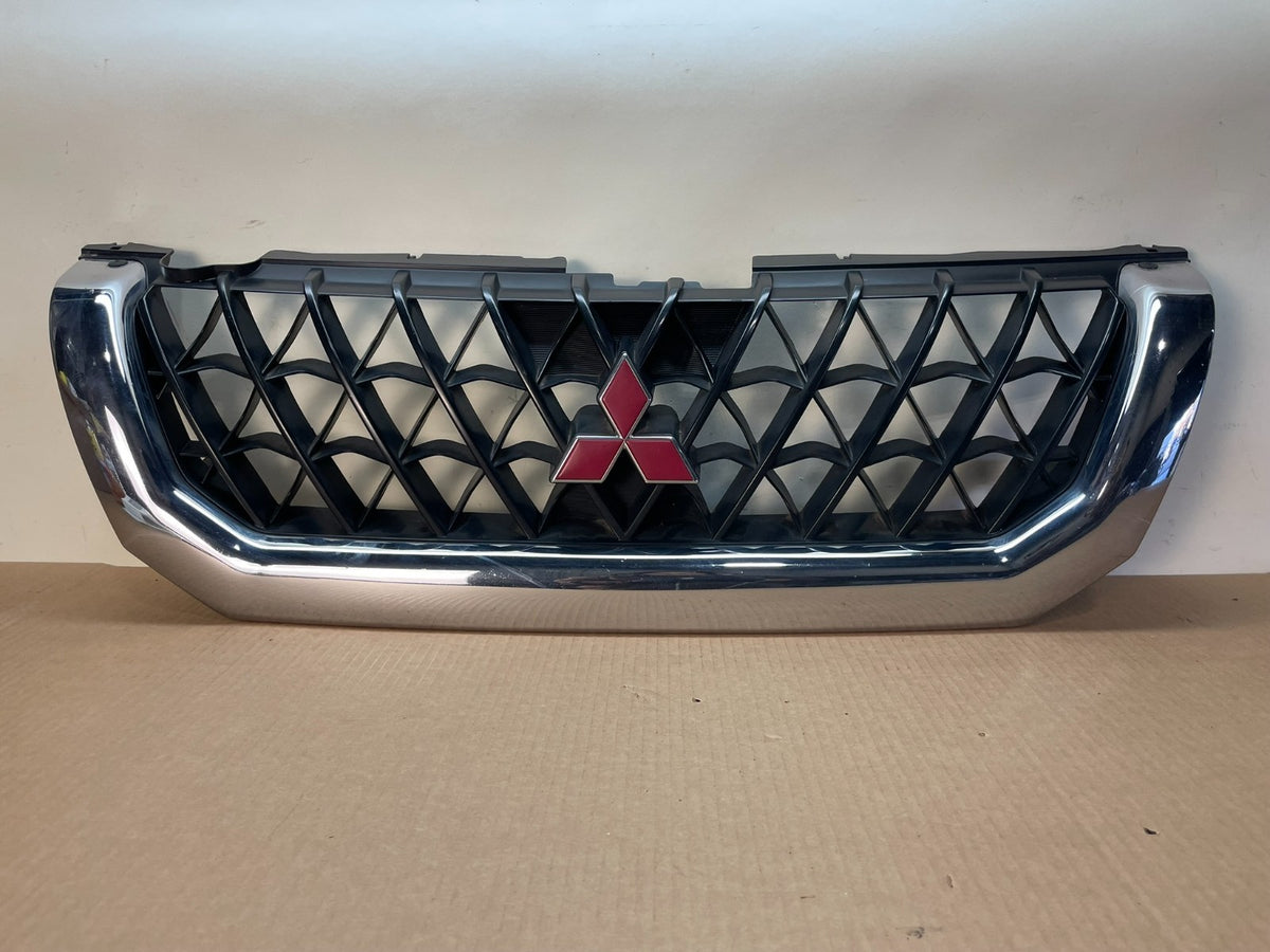 2000 2001 Mitsubishi Montero Front Upper Grill Grille aj1036 DG0