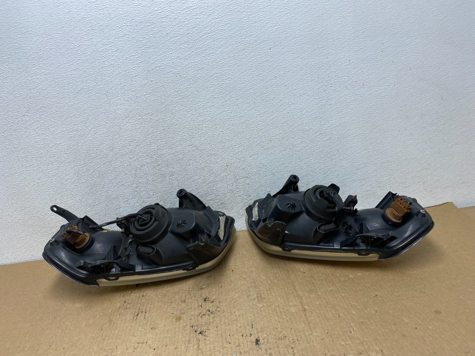 2001 2002 2003 2004 Mazda Tribute Left+Right Side Set Headlights AG2406 DW10
