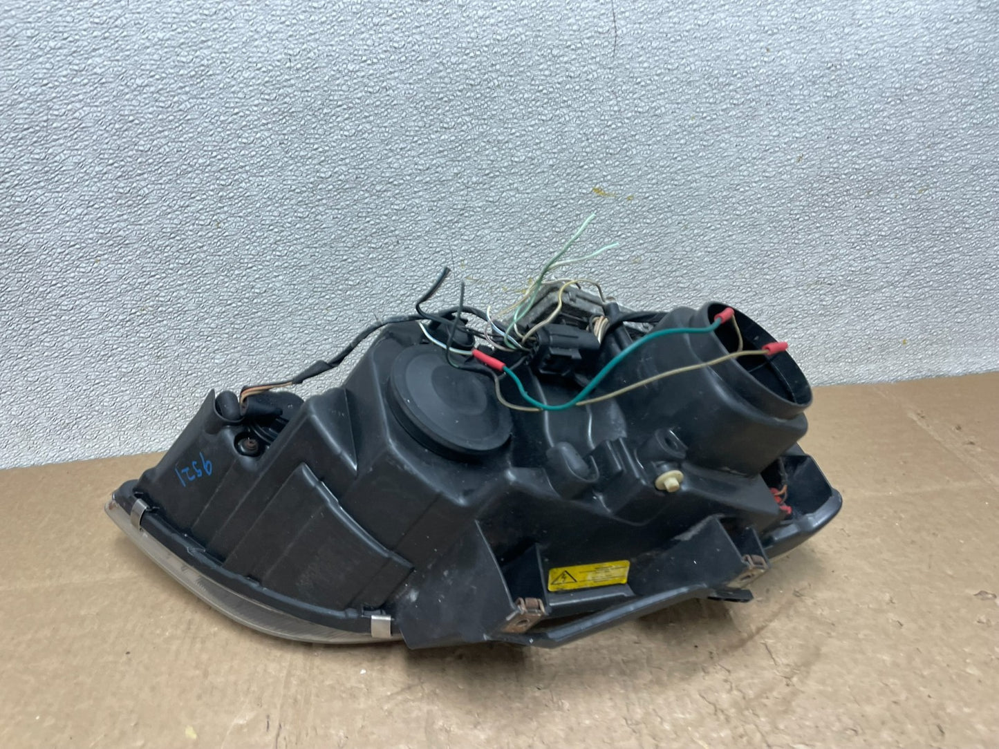2004 to 2006 Chrysler Pacifica Headlight Left Driver LH Xenon OEM Y8960 DW6