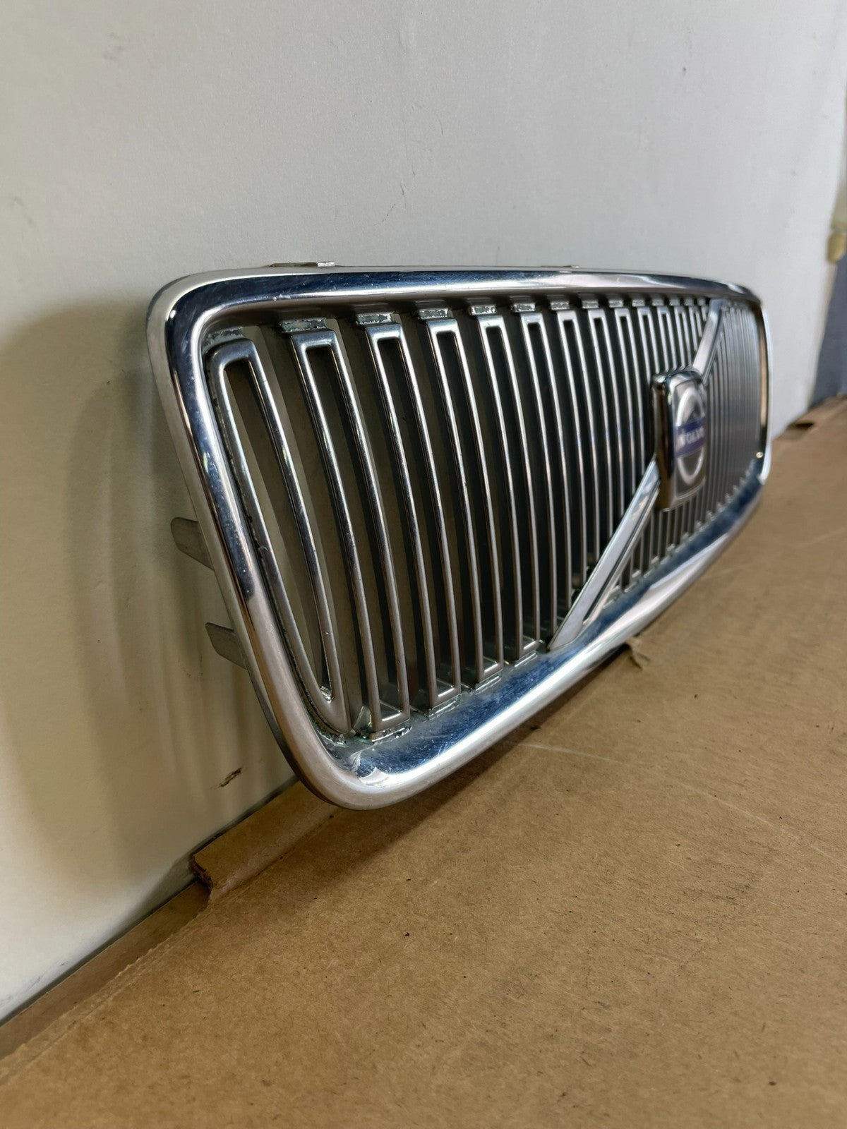 2001 to 2004 Volvo V70 Front Upper Grill Grille AG0861 DG2