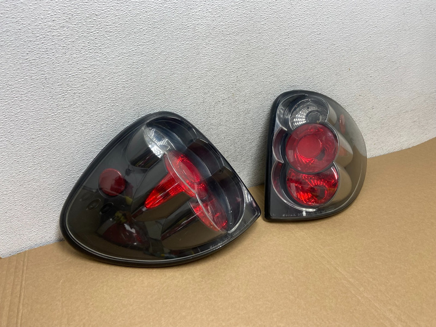 2001 to 2007 Dodge Grand Caravan Left+Right Set Side Black Tail Lights AF7266 DG2