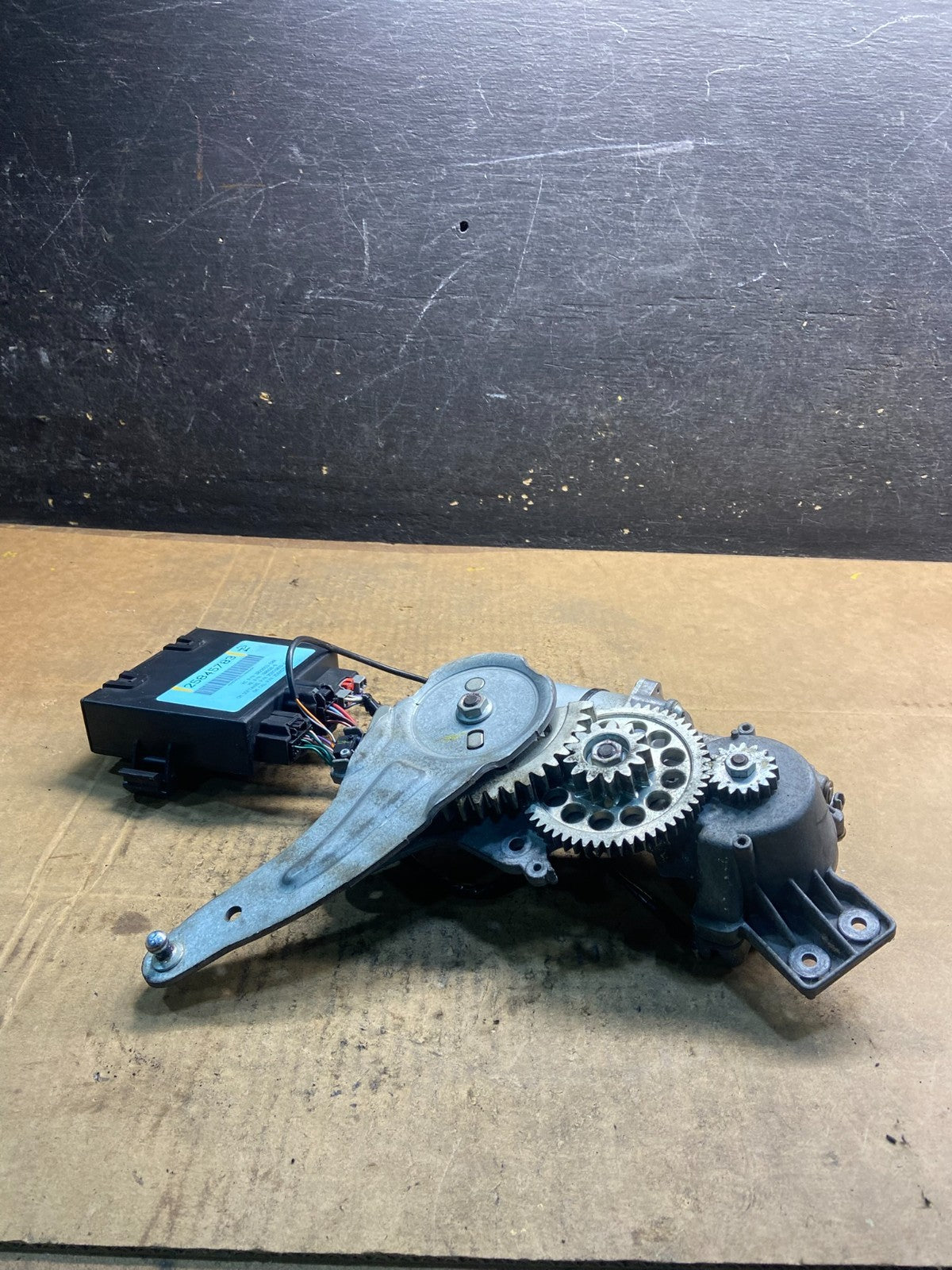 GMC Acadia Yukon Tahoe  Rear Trunk Liftgate Power Motor Actuator OEM y3777 DG4
