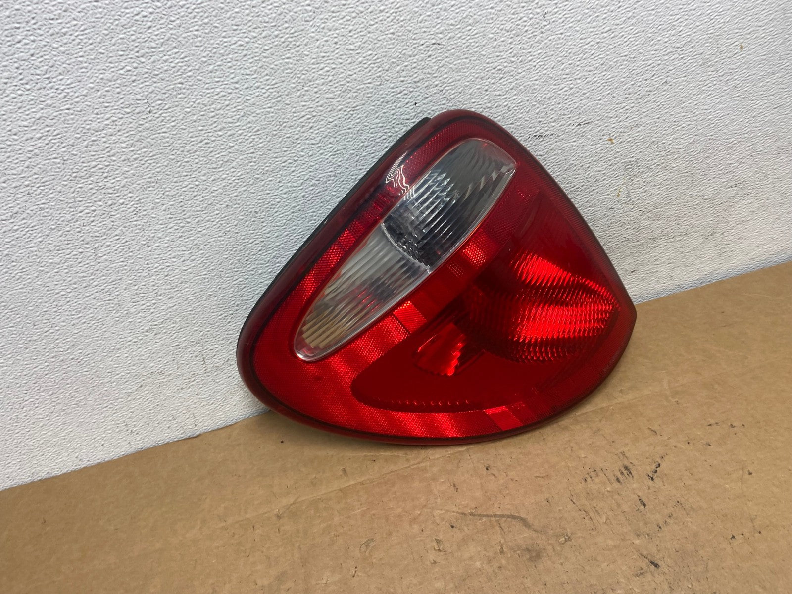 2004 to 2007 Dodge Grand Caravan Left Driver Lh Tail Light AD4774 LK2