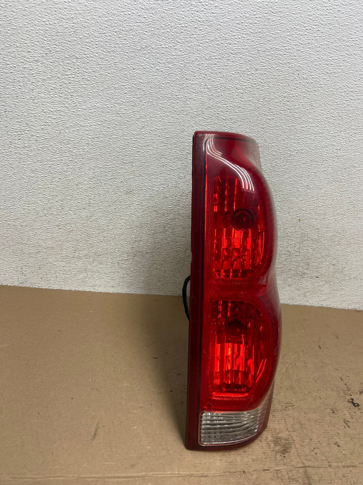 2002 - 2006 Chevrolet Avalanche Right Passenger Rh Side Tail Light AF4950 LK2