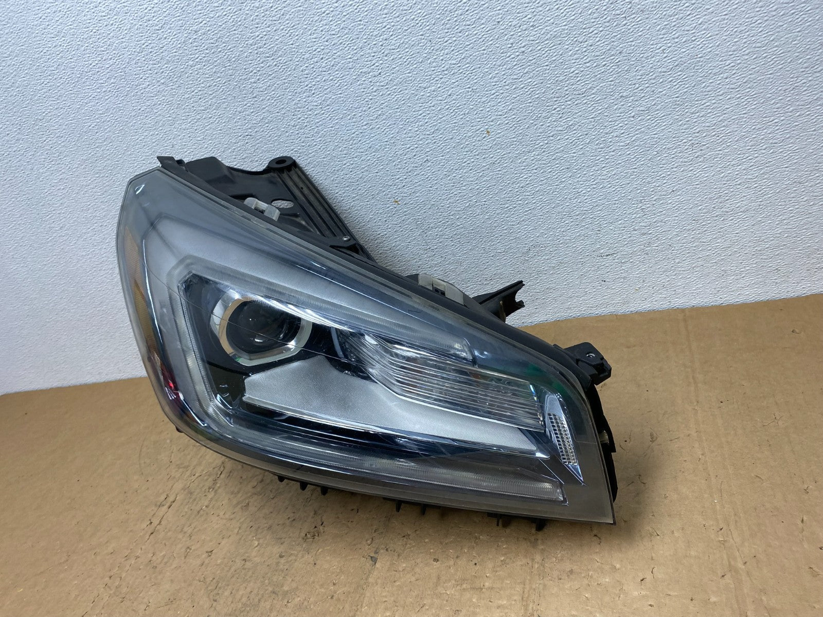 2013-2016 Gmc Acadia Xenon HID Right Passenger RH Side Headlight AD0511 DW1
