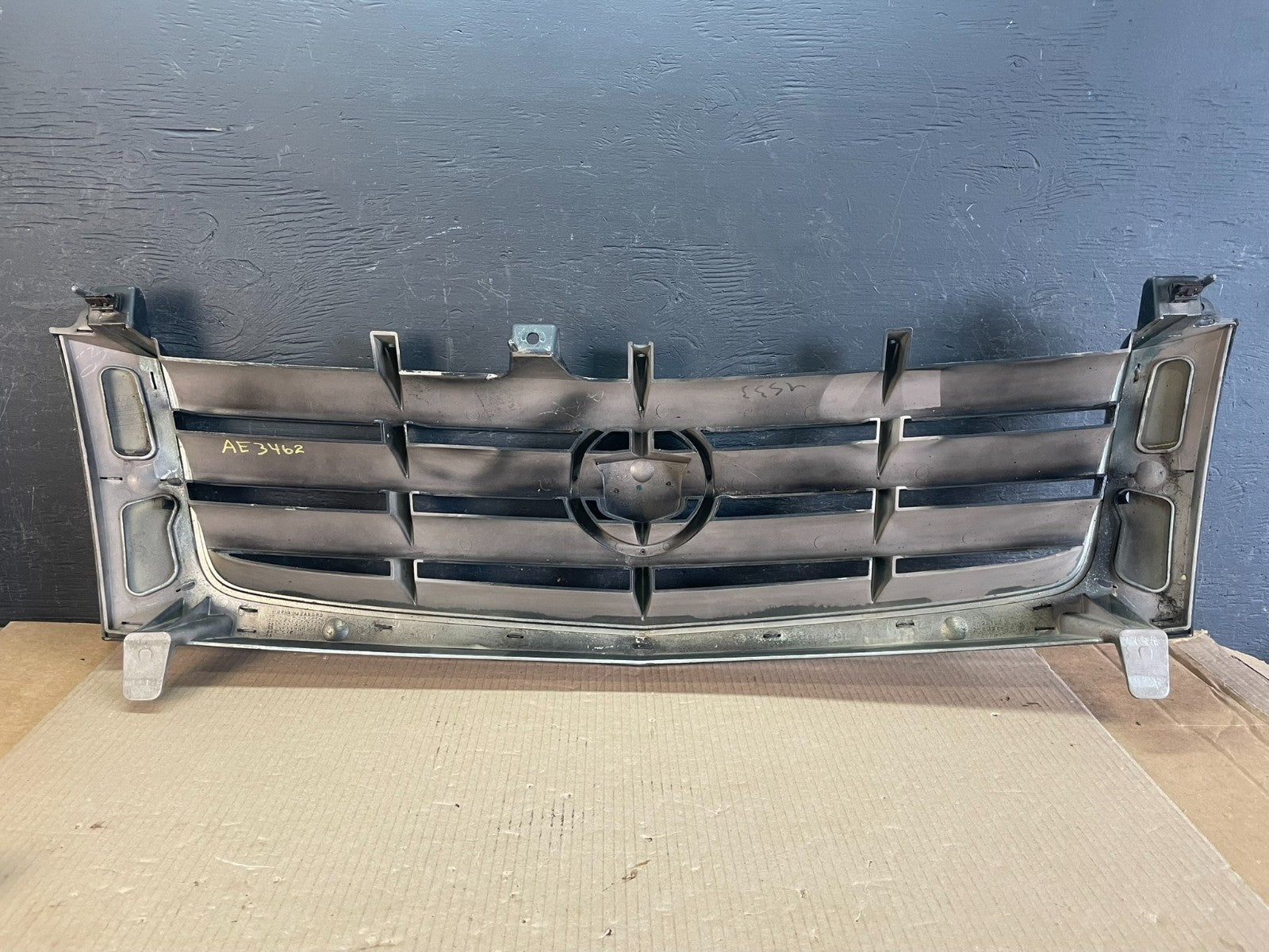 2002 to 2006 Cadillac Escalade Front Upper Grille Grill AE3462 DG3