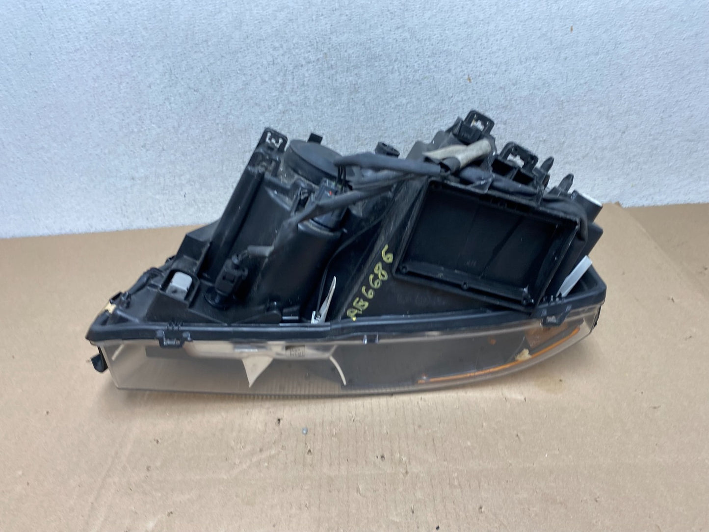 2003 to 2013 Volvo XC90 Right Passenger Rh Side Headlight Halogen AG6686 DW8