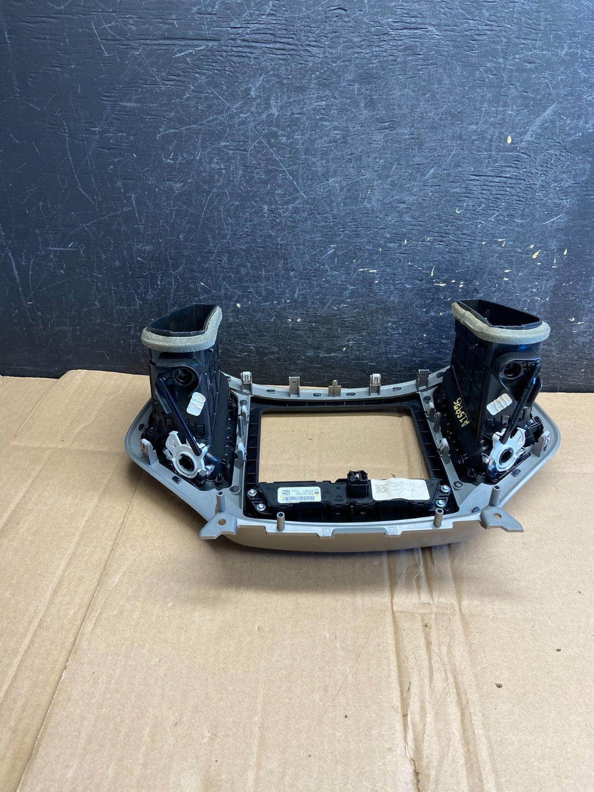 2014 to 2020 Jeep Cherokee Center Radio Climate Control Vent Bezel AI5975 DG3
