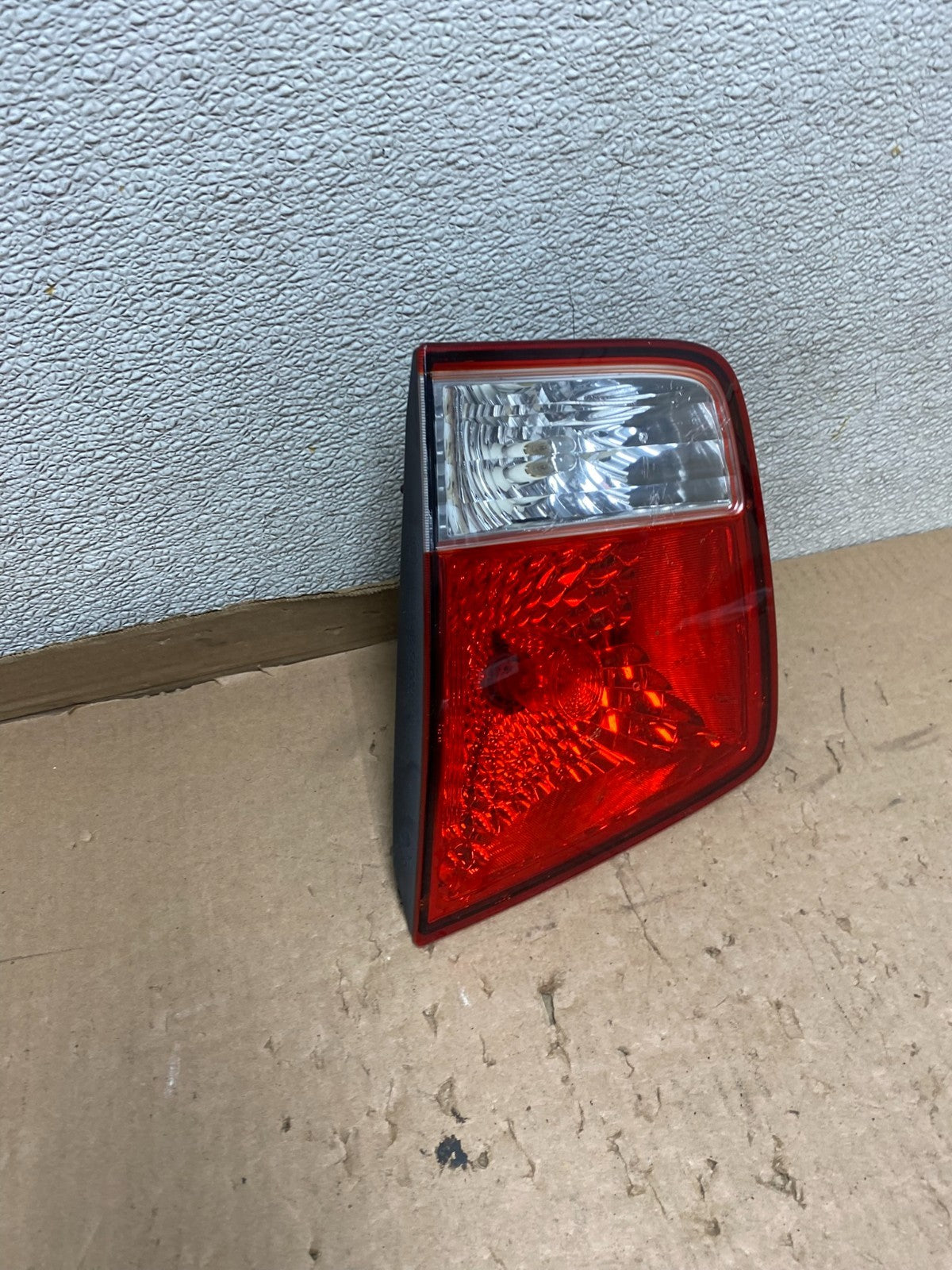 2009 2010 2011 Kia Borrego Right Passenger Side Inner Tail Light U8721 DW2