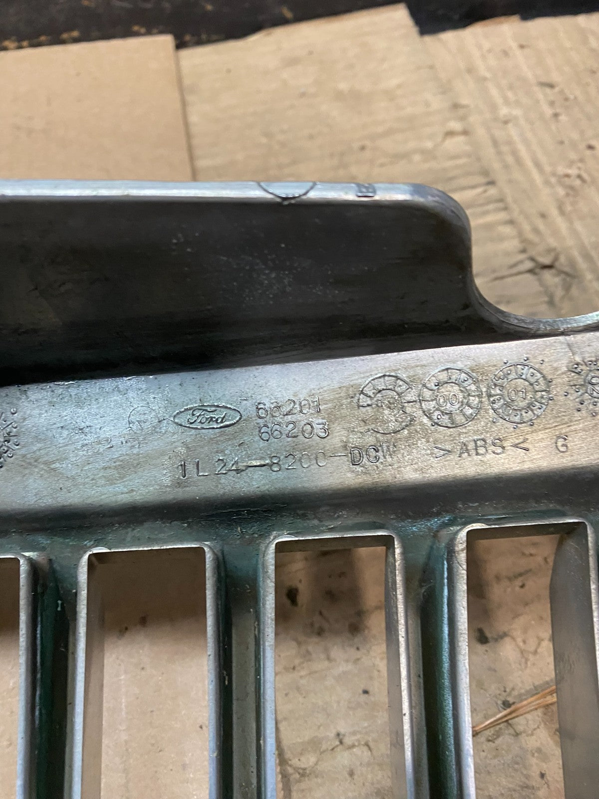 2002 to 2005 Mercury Mountaineer Front Upper Grill Grille Oem W5676 DG11