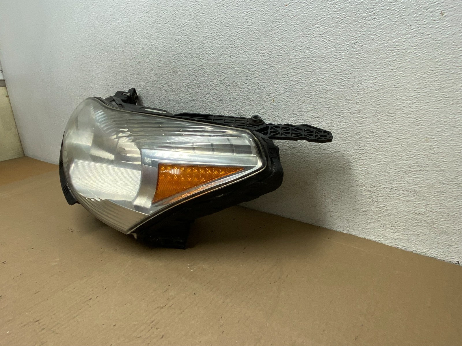 2009 to 2012 Chevrolet Traverse Left Driver Side Halogen Headlight AG7908 DW2