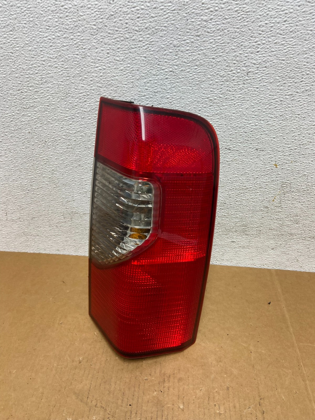 2002 2003 2004 Nissan Xterra Right Passenger RH Side Tail Light AD9089 DW0