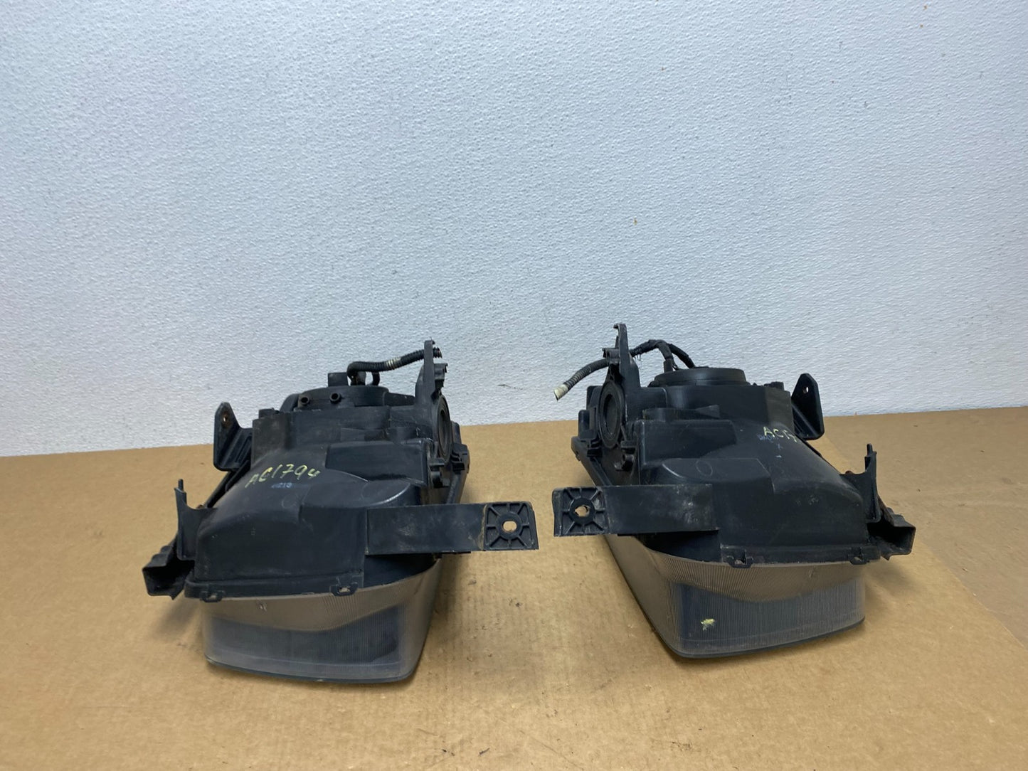 2003 to 2006 Honda Element Left+Right Side Black Headlights AC1794 DW10