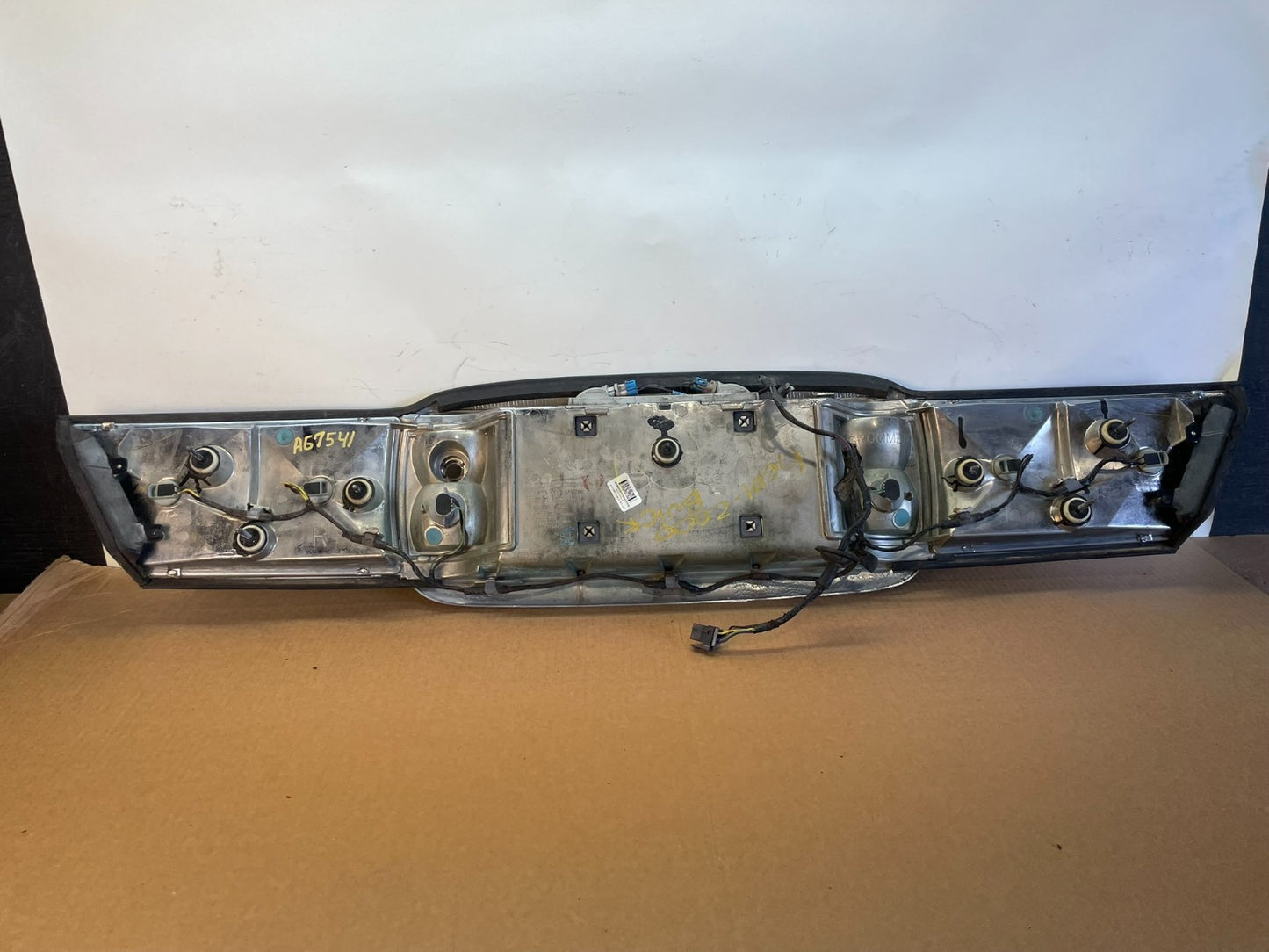 2000 to 2005 Buick Lesabre Trunk Rear Center Tail Light Panel AG7541 DG4