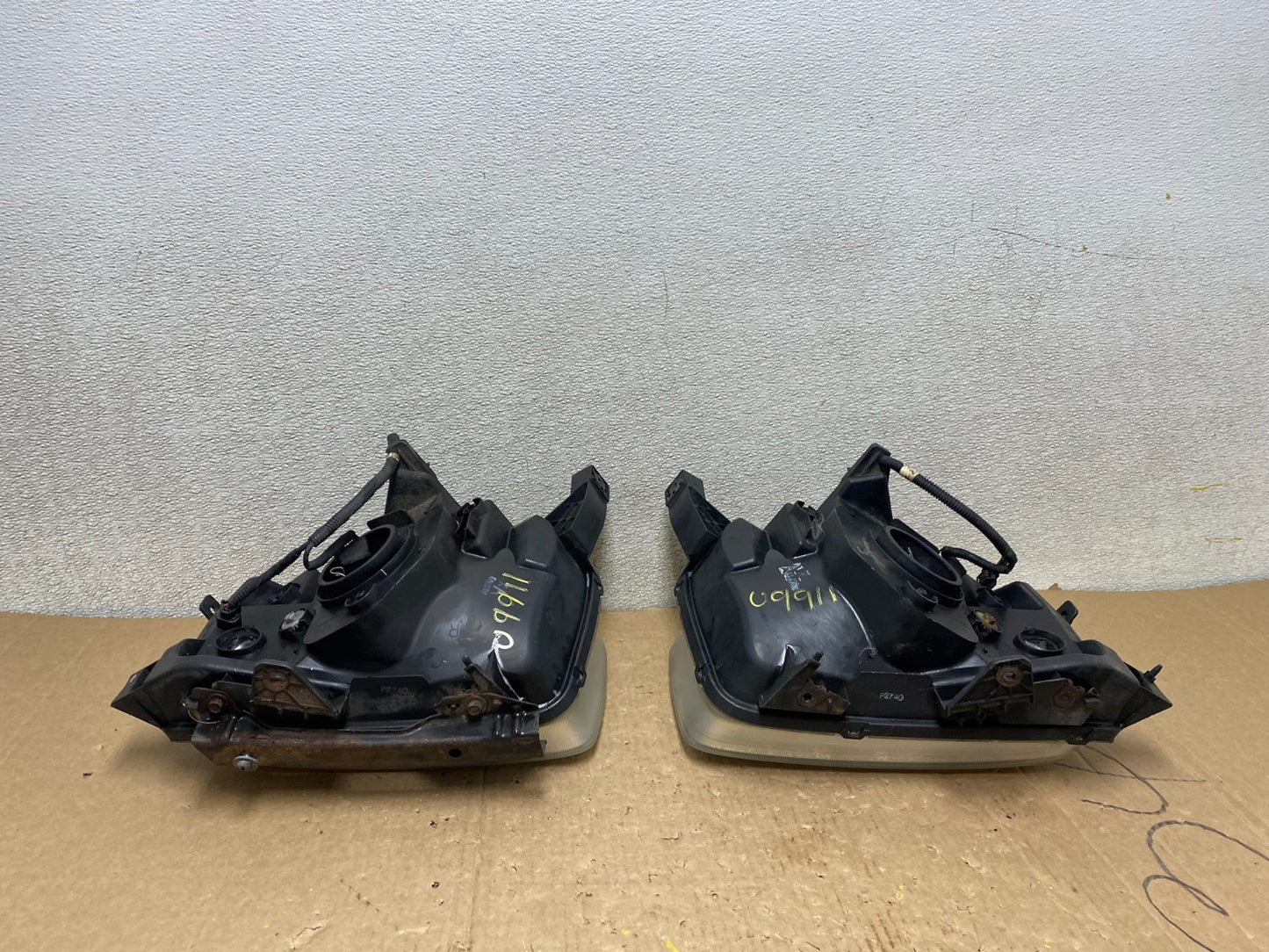 2003 to 2006 Honda Element Left+Right Side Headlights U9911 DW8