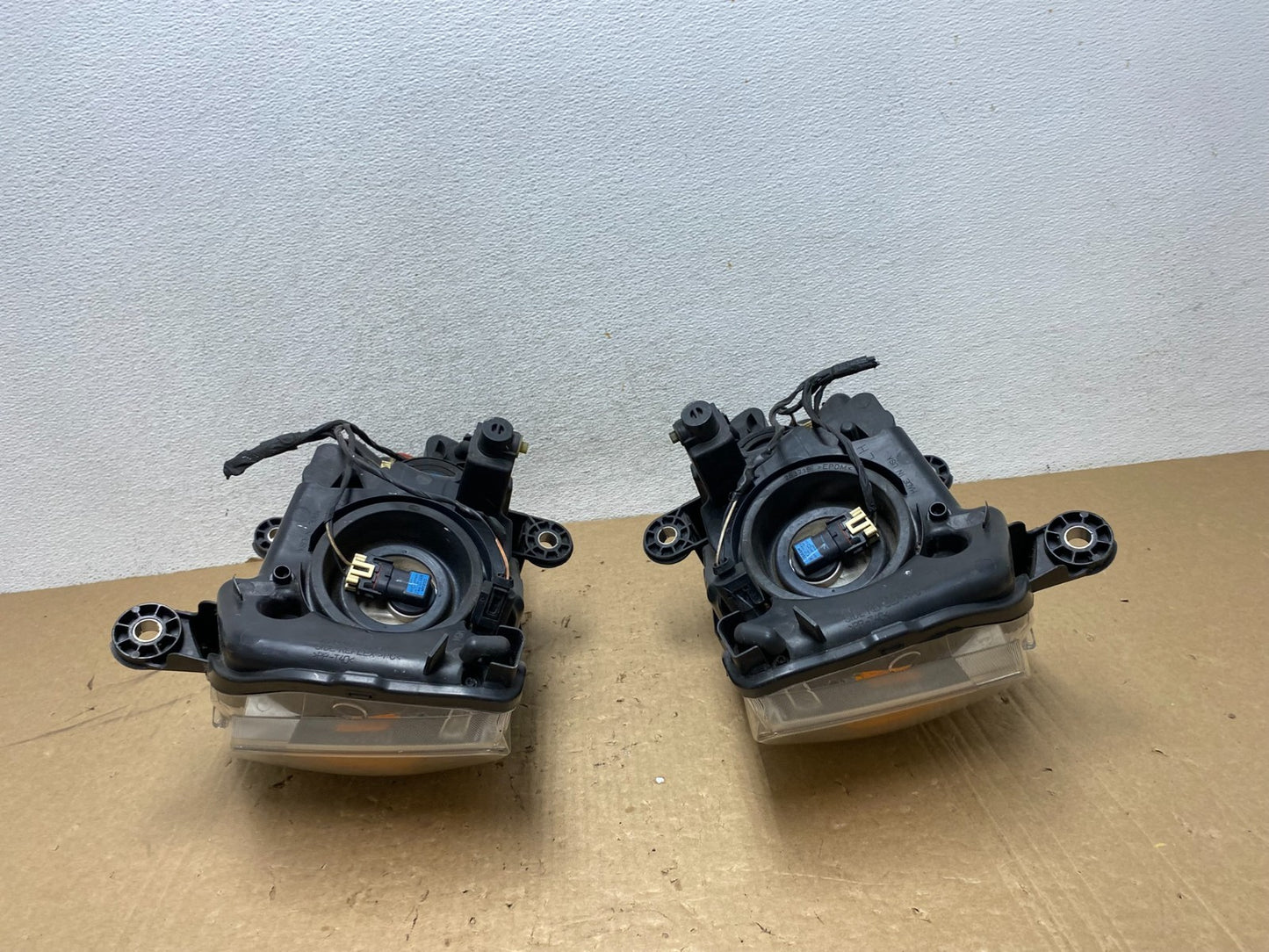 2008 to 2016 Chrysler Town and Country Left+Right Side Headlights AG1109 DW9