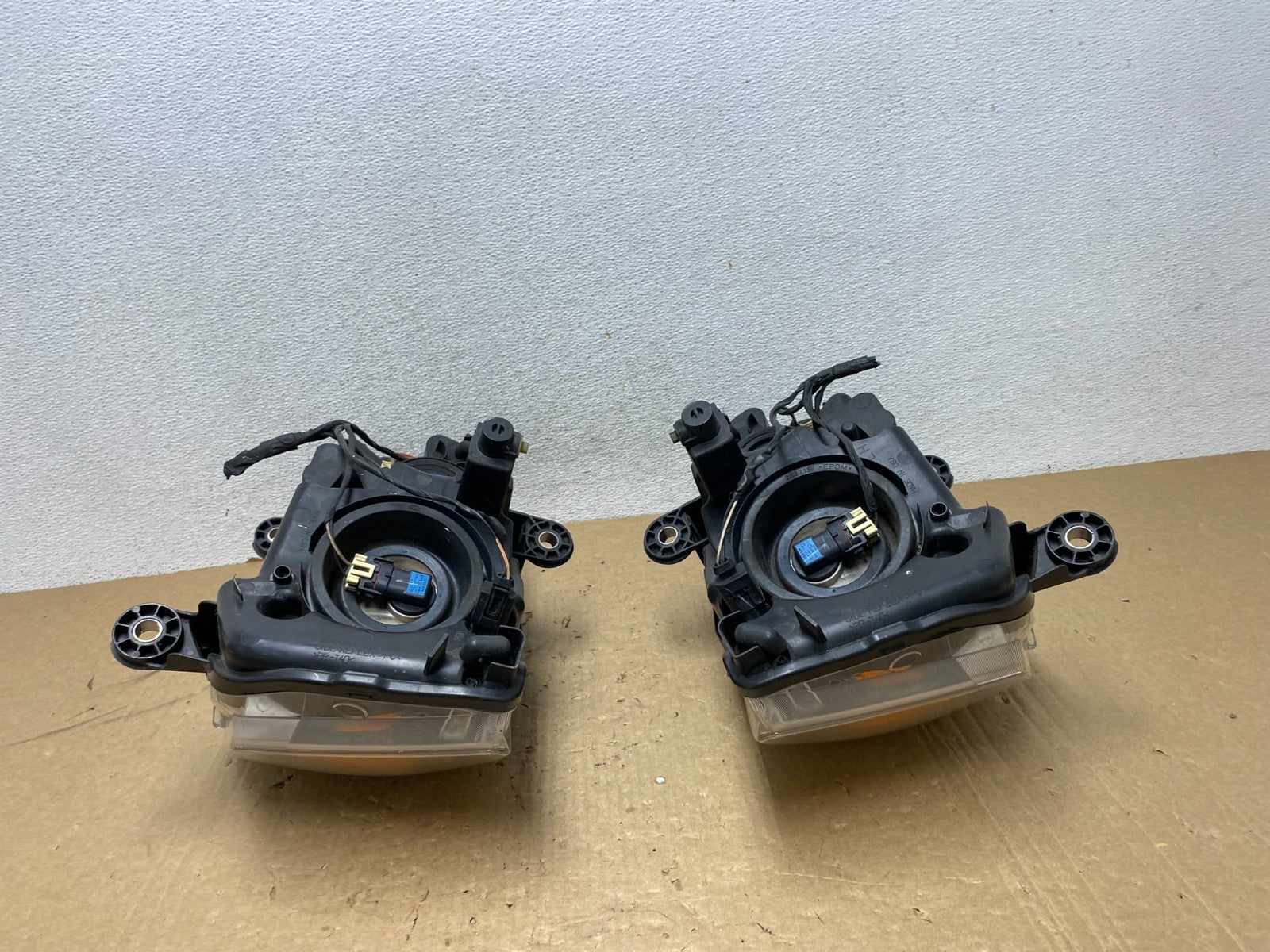 2008 to 2016 Chrysler Town and Country Left+Right Side Headlights AG1109 DW9