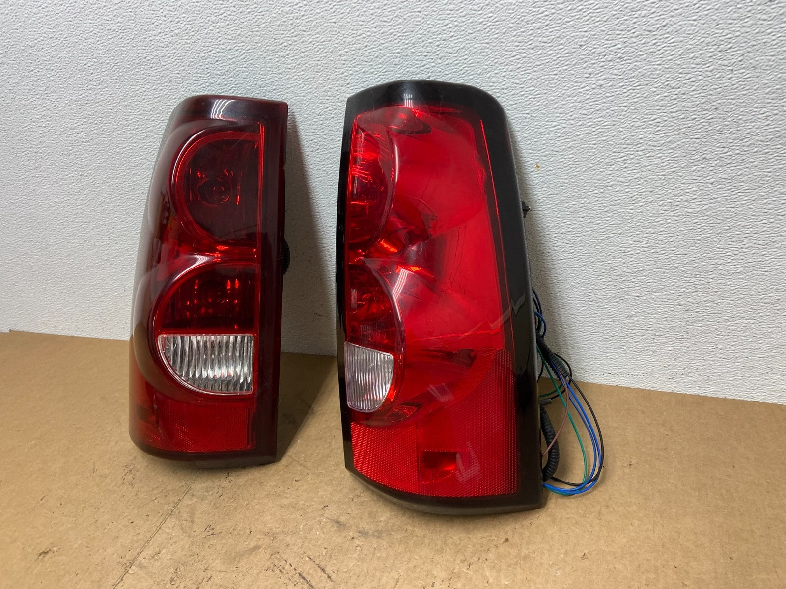 2003-2006 Chevrolet Silverado Left + Right Side Tail lights OEM AC3510 DW1