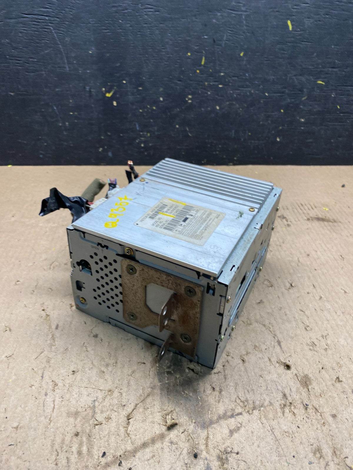 2004 to 2005 Nissan Titan Am Fm Cd Player Radio Receiver Q9357 DG1