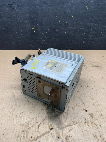 2004 to 2005 Nissan Titan Am Fm Cd Player Radio Receiver Q9357 DG1