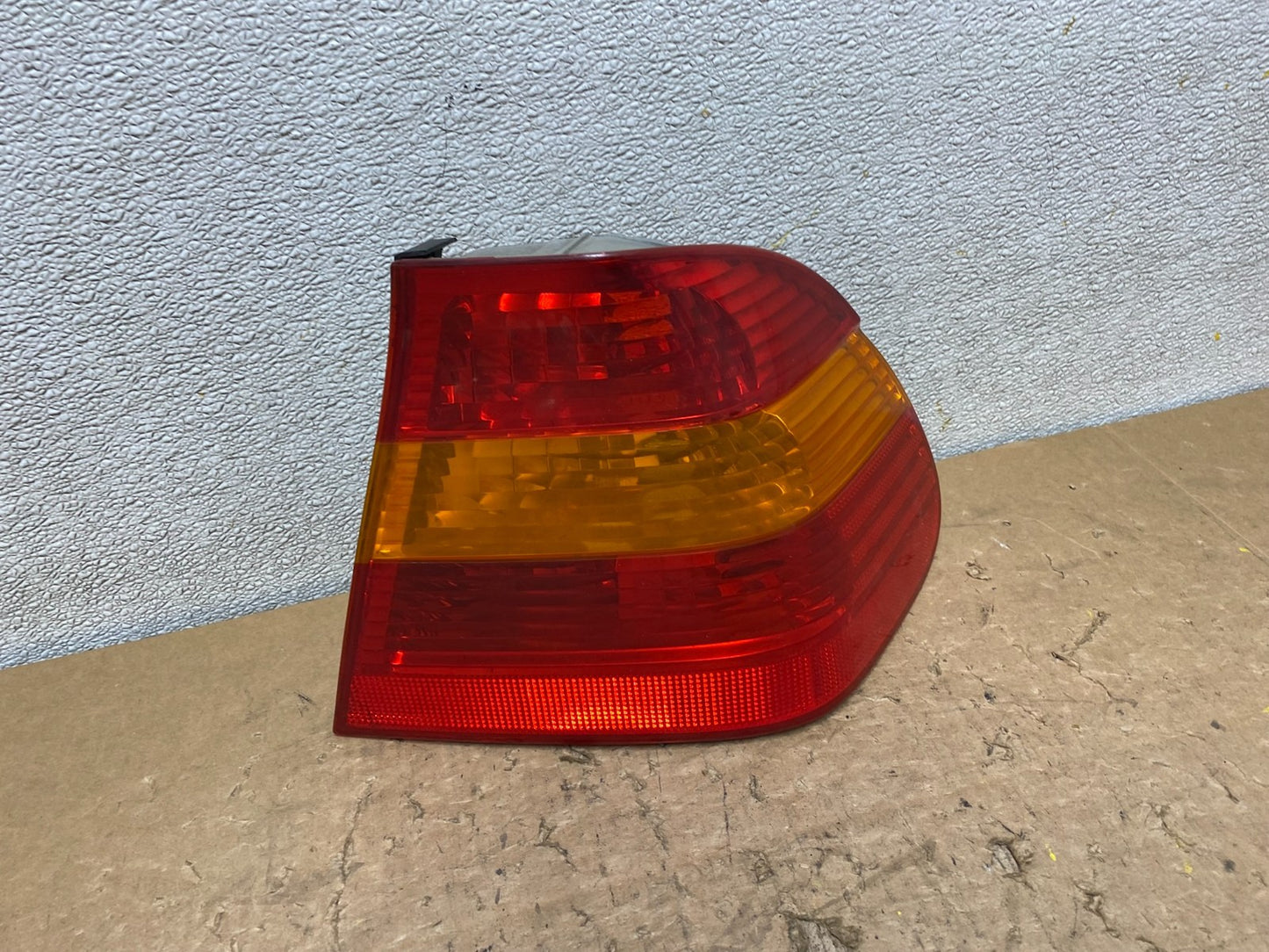 2002 - 2005 BMW 3 E46 Series Right Passenger Tail Light Oem V8357 DW0