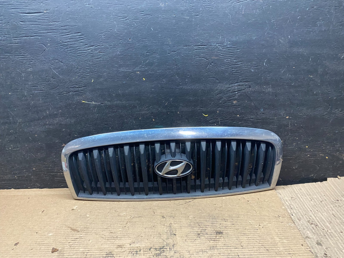 2001 to 2005 Hyundai Sonata Front Upper Grille Grill Bumper OEM V9466 DG0