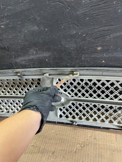 2004 to 2005 Kia Sedona Front Upper Grill Grille OEM r5396 DG11