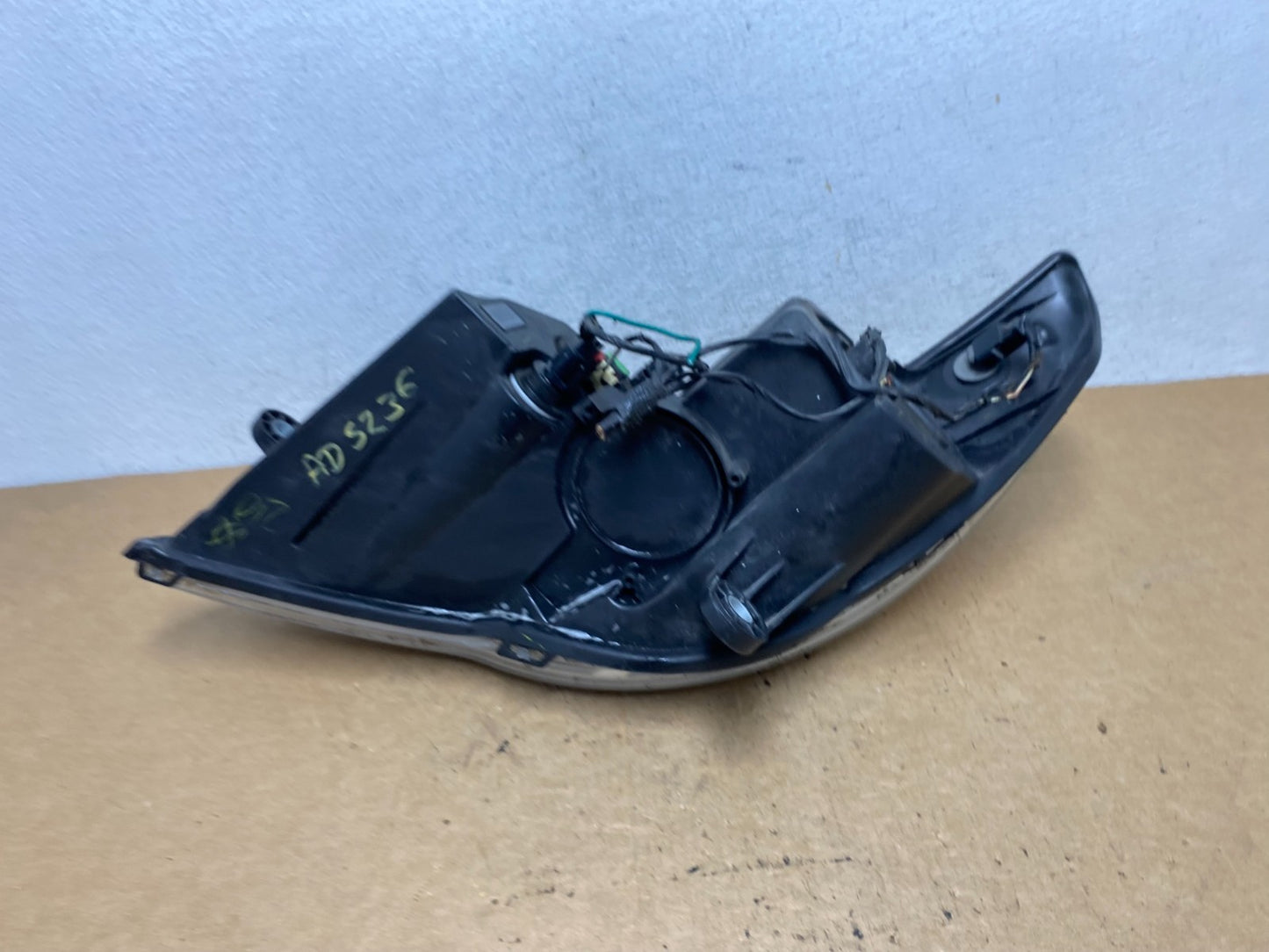 2009 to 2014 Volkswagen Routan Right Passenger Halogen Headlight AD5236 DW7