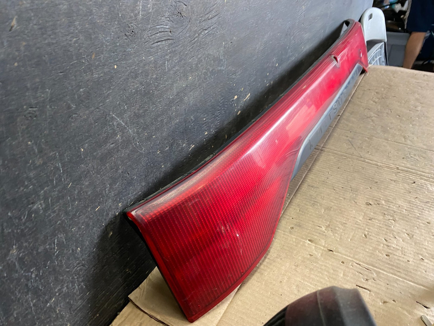 1997-2000 Mitsubishi Montero Sport Tailgate Center Tail Light Panel r7846 DG2