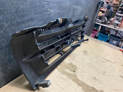 2001 2002 Mitsubishi Montero Front Upper Grill Grille x3258 DG10