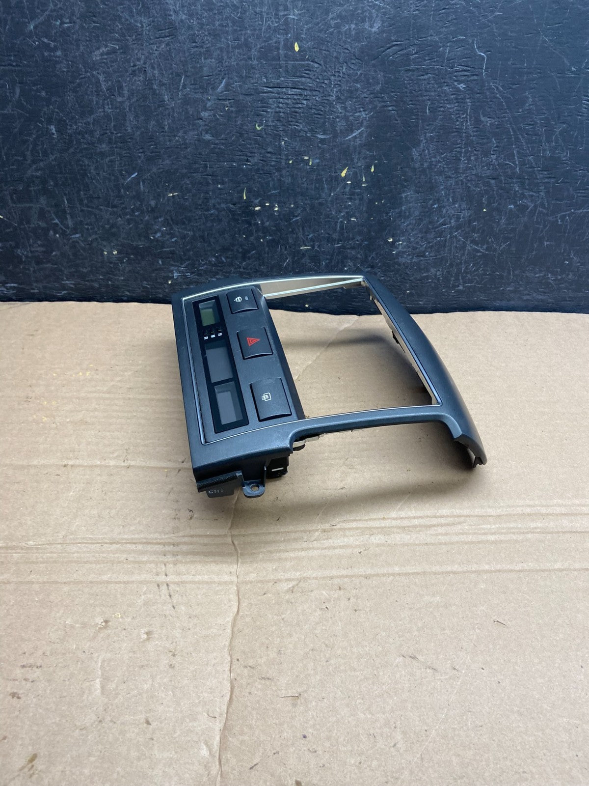 2003 2009 Kia Sorento Center Radio Clock Hazard Switch Trim AF1864 DG2