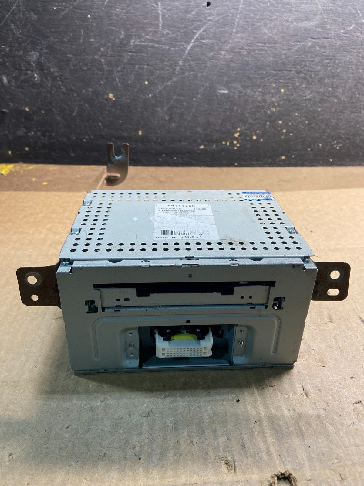 2004 2005 Mitsubishi Endeavor AM/FM/CD/MP3 Radio Head Unit Receiver Y7453 DG6