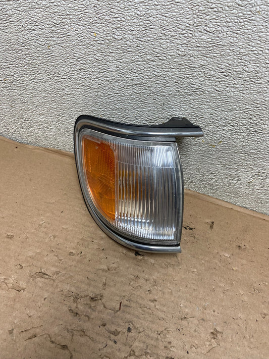 1996-1998 Nissan Pathfinder Right Passenger RH Turn Signal Oem AB0820 DG0