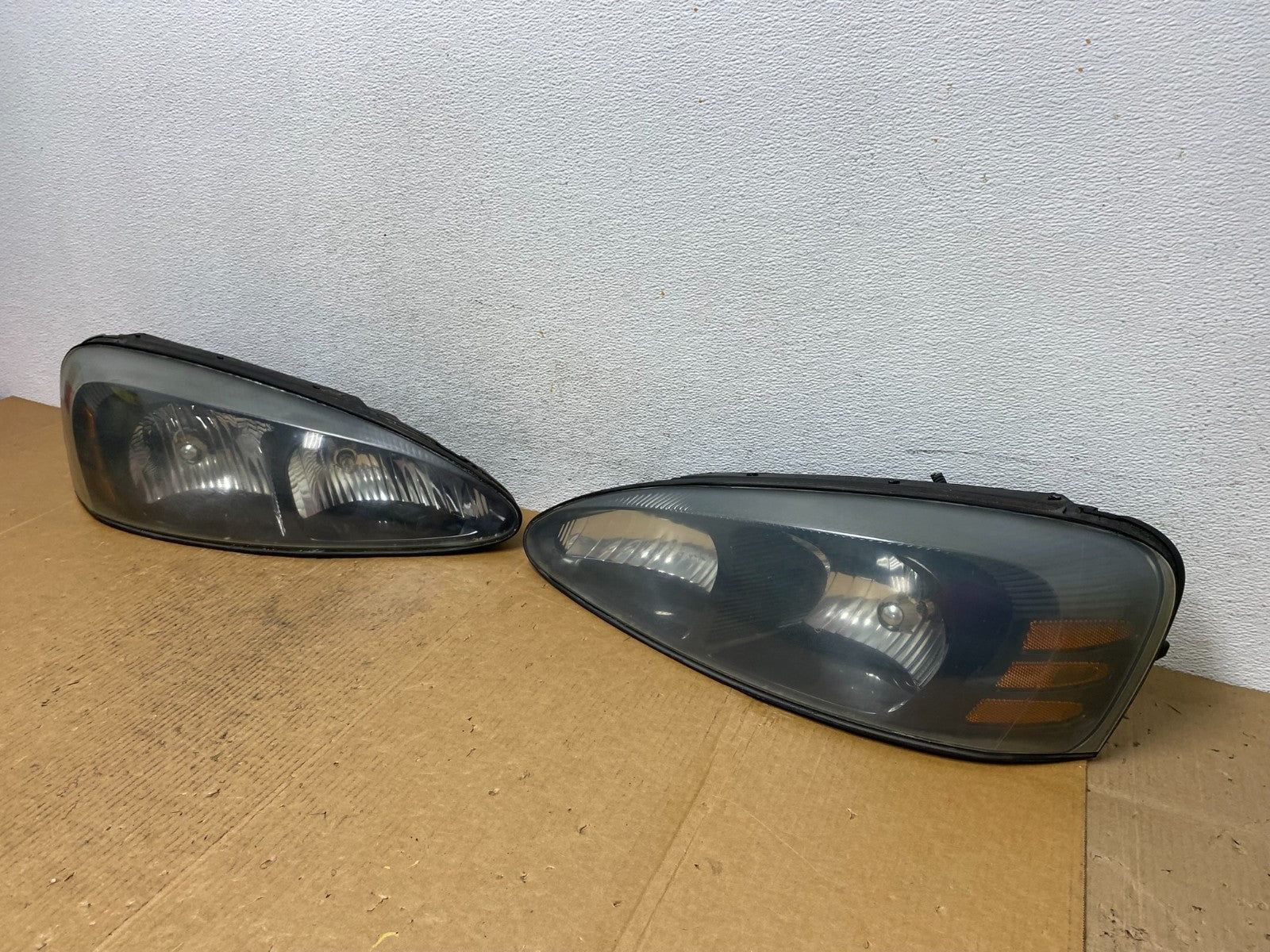 2004 to 2008 Pontiac Grand Prix Left+Right Side Black Headlights AE0311 DW1