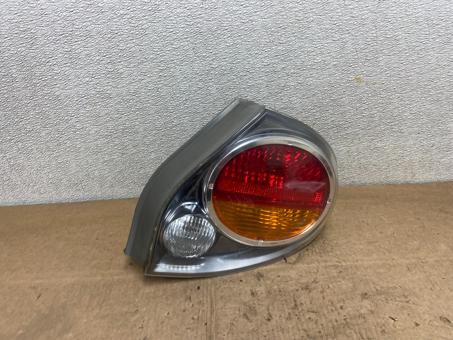2002 2003 Nissan Maxima Right Passenger RH Side Tail Light Y6836 DW0