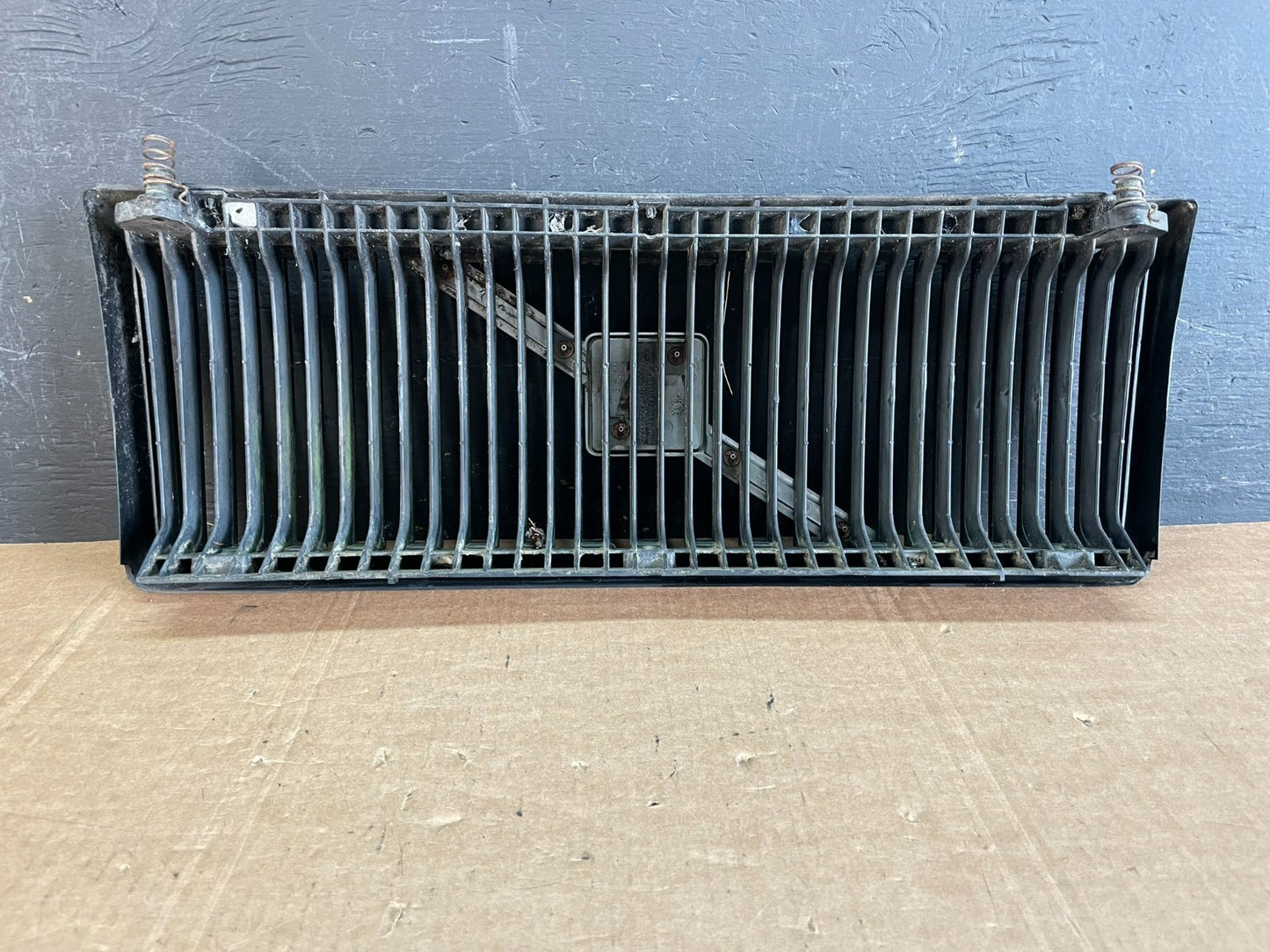 1985 to 1989 Volvo 240 Front Grille W/Emblem 1312657 AE84253